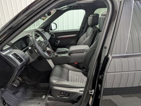 Used 2024 Land Rover Discovery Dynamic SE AWD/4WD image 18