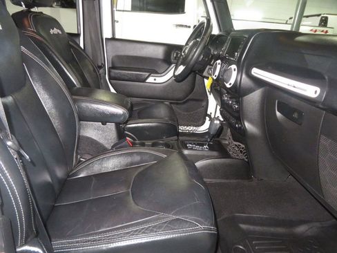 Used 2014 Jeep Wrangler Unlimited Sahara AWD/4WD image 31