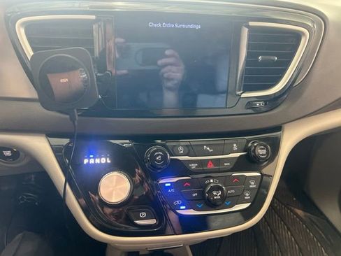 Used 2017 Chrysler Pacifica Touring-L FWD image 20