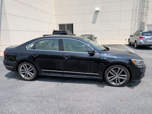Used 2017 Volkswagen Passat 1.8T R-Line w/ R-Line Lighting Package FWD image 2