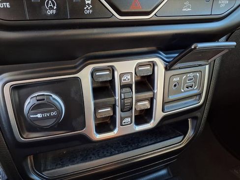 Used 2020 Jeep Gladiator Overland image 9