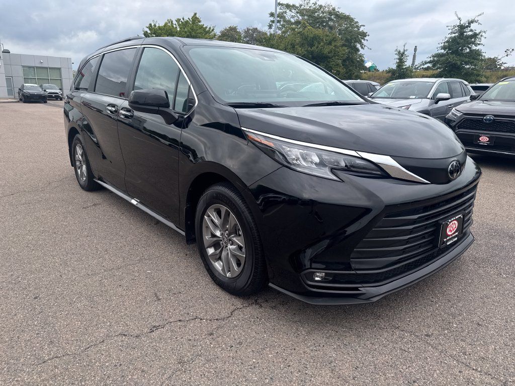 Used 2026 Toyota Sienna XLE AWD/4WD image 11