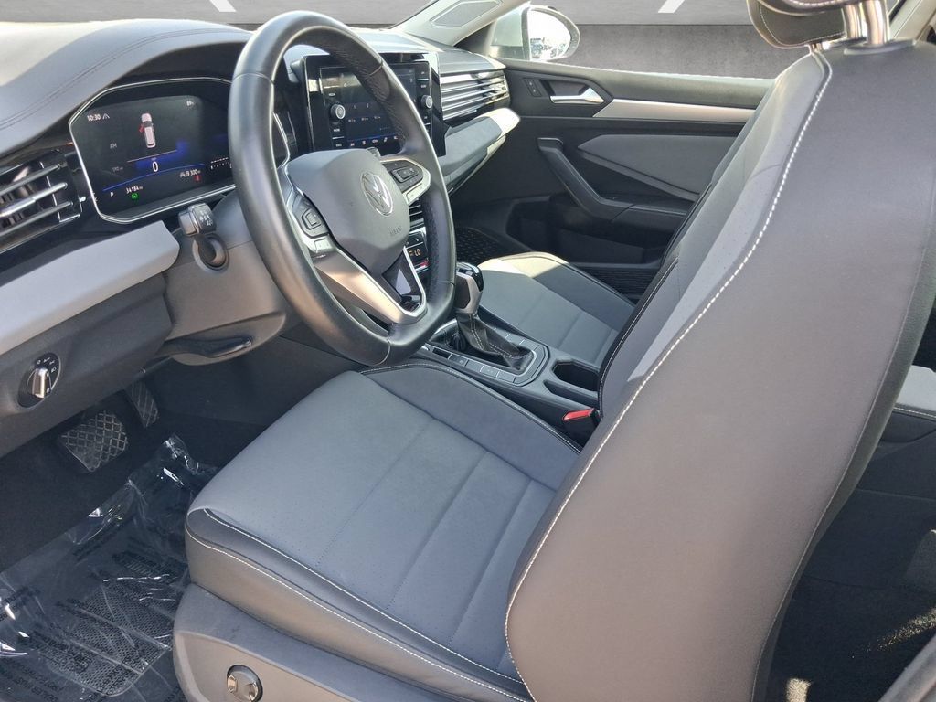Used 2025 Volkswagen Jetta SE FWD image 19
