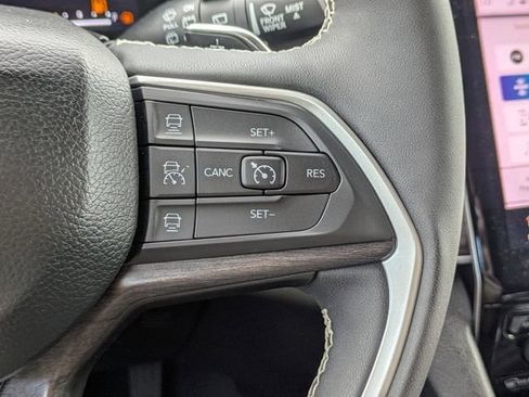 Used 2023 Jeep Grand Cherokee Limited image 29