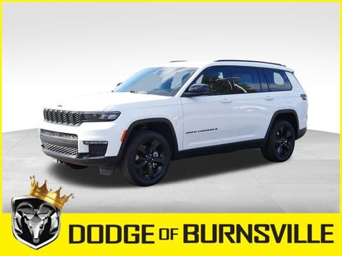 Used 2025 Jeep Grand Cherokee L Limited w/ Black Appearance Package image 3