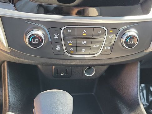 Used 2022 Chevrolet Traverse LS image 11