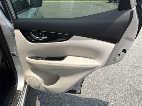 Used 2020 Nissan Rogue Sport SV FWD image 16
