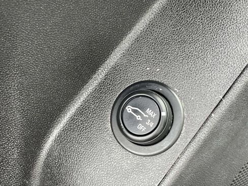 Used 2018 Chevrolet Equinox LT FWD image 16