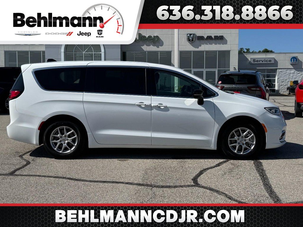 Used 2024 Chrysler Pacifica Touring-L FWD image 1