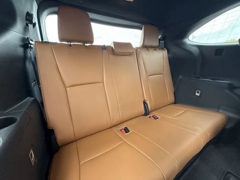 Used 2023 Toyota Highlander Platinum FWD image 12