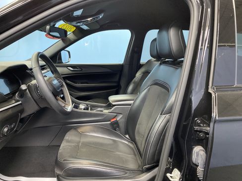 Used 2023 Jeep Grand Cherokee L Laredo image 8