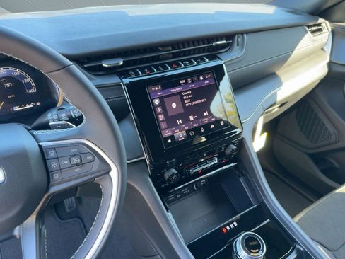 New 2025 Jeep Grand Cherokee Altitude image 21