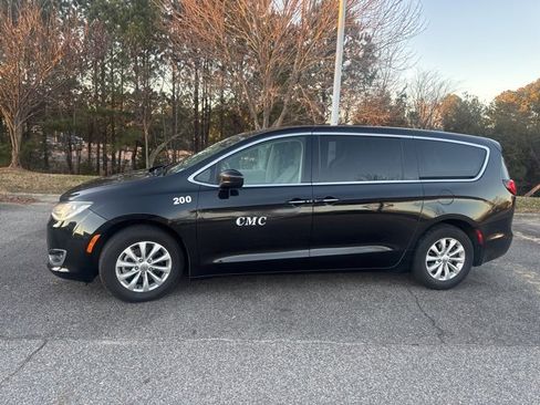 Used 2018 Chrysler Pacifica Touring Plus image 1
