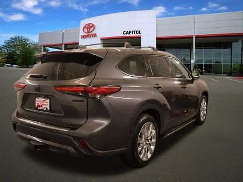 Used 2023 Toyota Highlander Limited AWD/4WD image 2