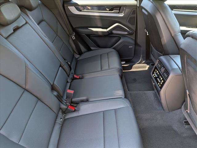 Used 2024 Porsche Cayenne AWD/4WD image 22