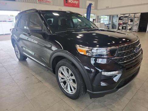Used 2023 Ford Explorer XLT w/ Equipment Group 202A AWD/4WD image 3