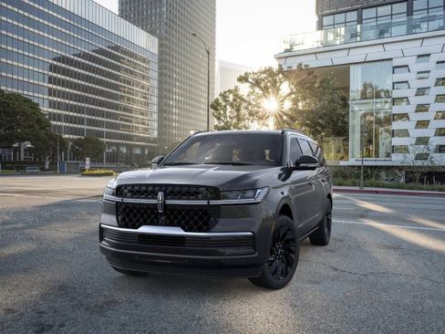New 2026 Lincoln Navigator Reserve w/ Jet Appearance Package AWD/4WD image 2