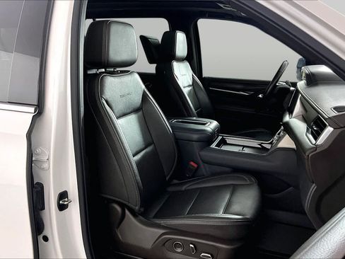 Used 2021 GMC Yukon XL Denali w/ Denali Premium Package AWD/4WD image 9