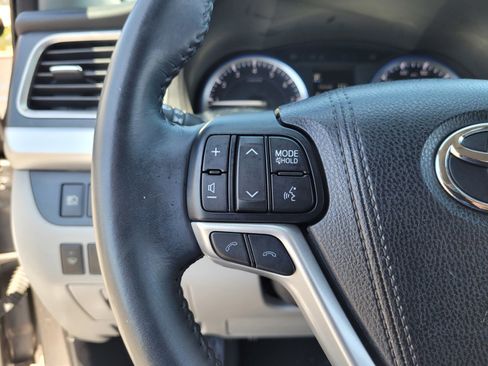 Used 2017 Toyota Highlander XLE AWD/4WD image 22