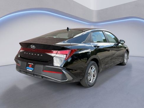 Used 2025 Hyundai Elantra SE FWD image 5