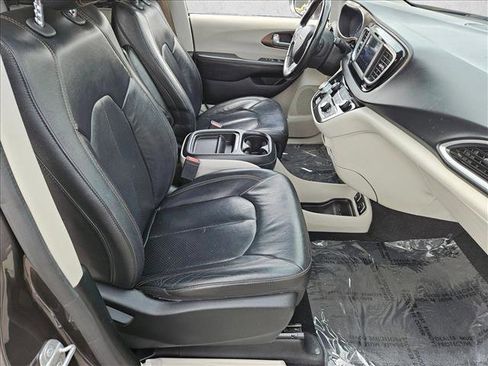 Used 2018 Chrysler Pacifica Touring-L image 19