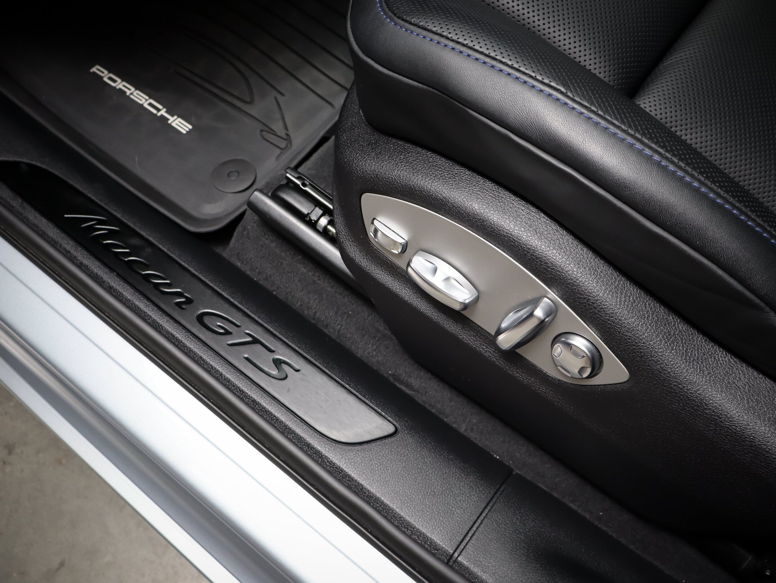Certified 2025 Porsche Macan GTS AWD/4WD image 27