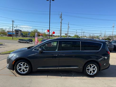 Used 2020 Chrysler Pacifica Touring-L FWD image 7
