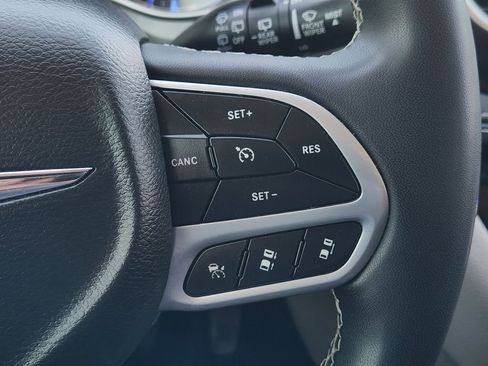 Used 2023 Chrysler Pacifica Touring-L image 30