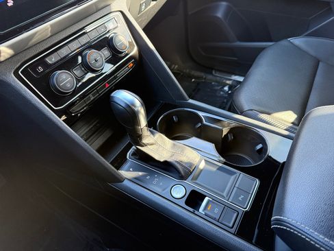 Used 2022 Volkswagen Atlas Cross Sport SE image 13