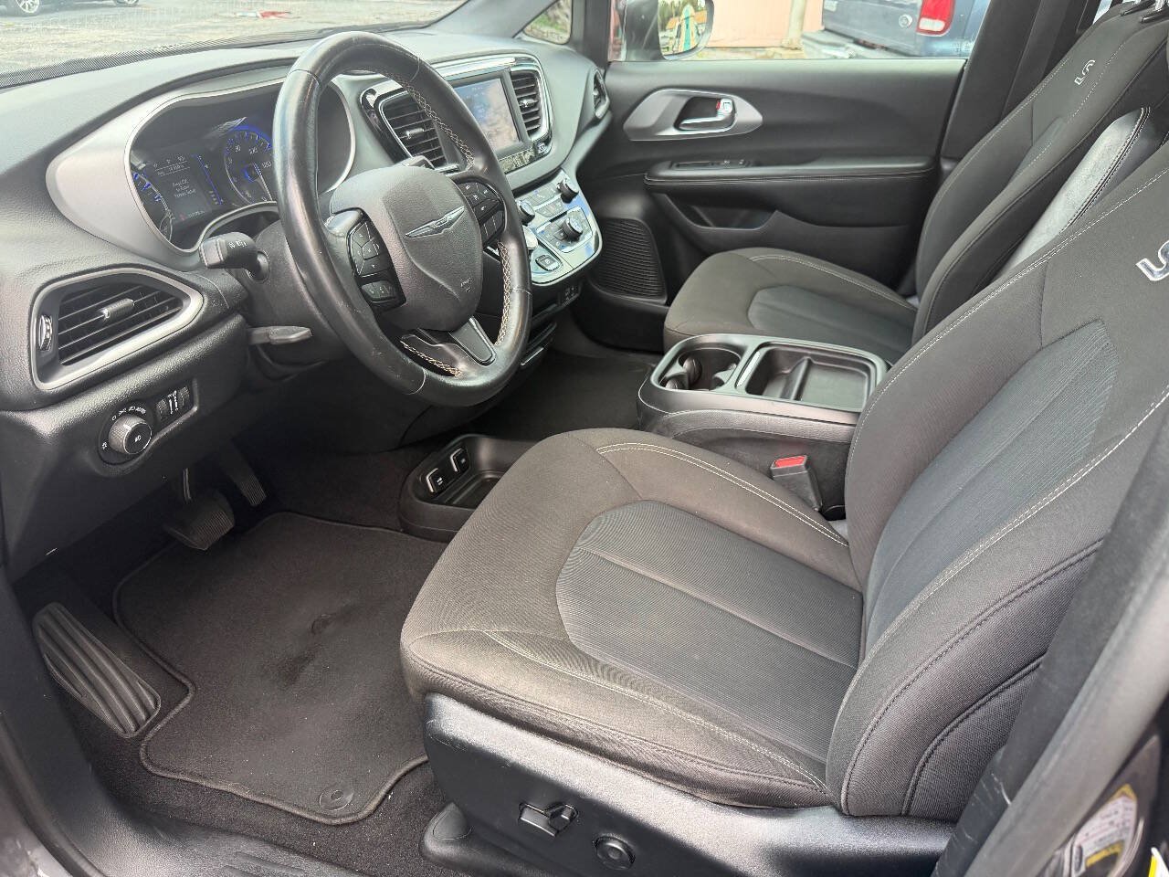 Used 2020 Chrysler Pacifica Touring w/ S Appearance Package FWD image 9