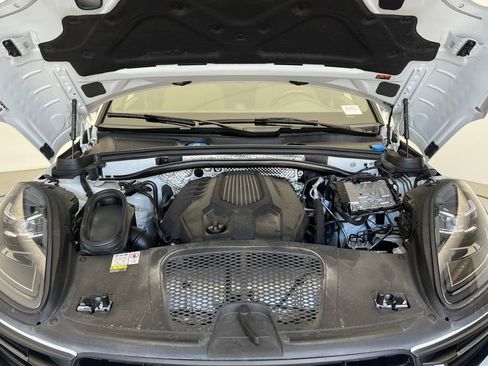 Certified 2023 Porsche Macan AWD/4WD image 26