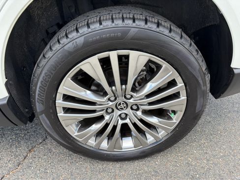 Used 2022 Toyota Venza XLE AWD/4WD image 31