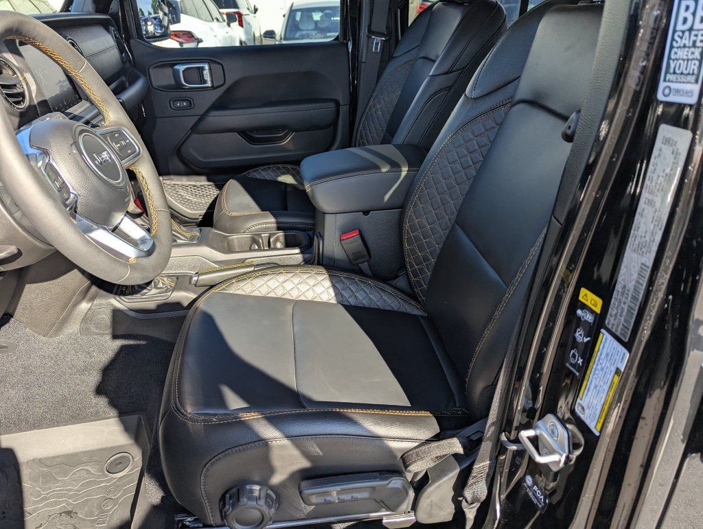 Used 2023 Jeep Gladiator Overland AWD/4WD image 12