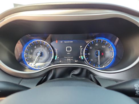 Used 2023 Chrysler Pacifica Touring-L FWD image 17