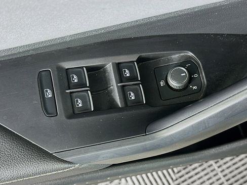 Used 2025 Volkswagen Jetta SE FWD image 15