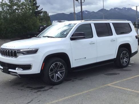 Used 2024 Jeep Wagoneer L Series II w/ Flexible Seating Group image 4