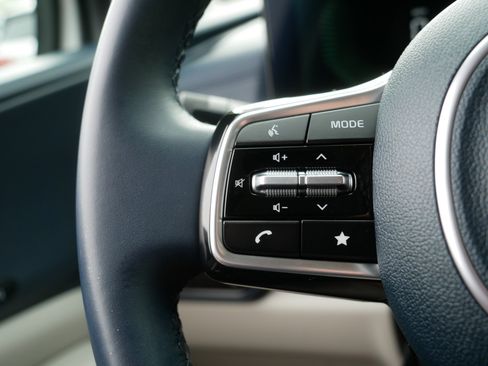 Used 2025 Kia Carnival EX FWD image 28