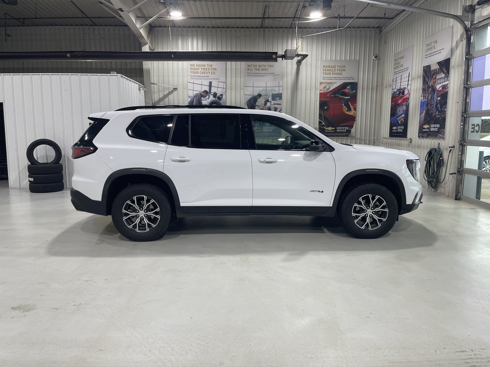 Used 2024 GMC Acadia AT4 w/ Luxury Package AWD/4WD image 8