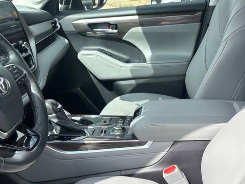 Used 2021 Toyota Highlander Limited image 9