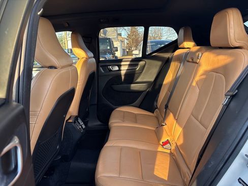 Used 2019 Volvo XC40 T5 Momentum image 16