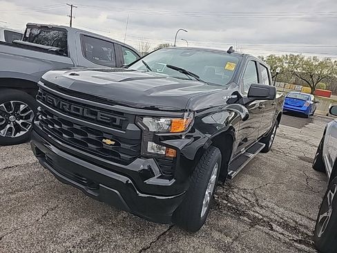 Used 2023 Chevrolet Silverado 1500 Custom image 3
