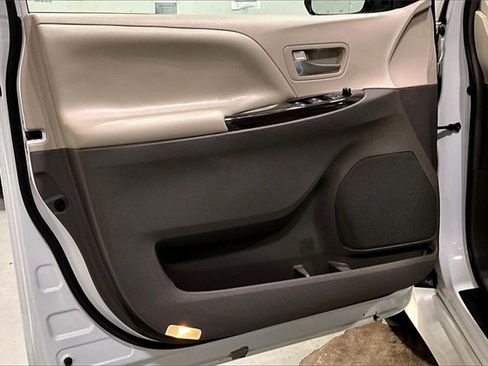 Used 2019 Toyota Sienna XLE Premium image 20