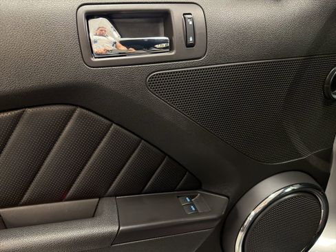 Used 2010 Ford Mustang GT Premium image 21
