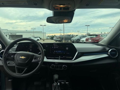 Used 2025 Chevrolet Trax LT image 33