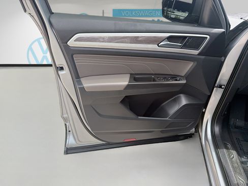 Used 2022 Volkswagen Atlas Cross Sport SE FWD image 19