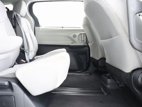 Used 2024 Toyota Sienna LE image 34