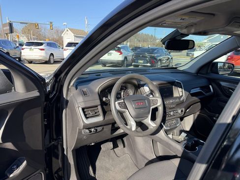 Used 2024 GMC Terrain SLE w/ Driver Convenience Package image 9