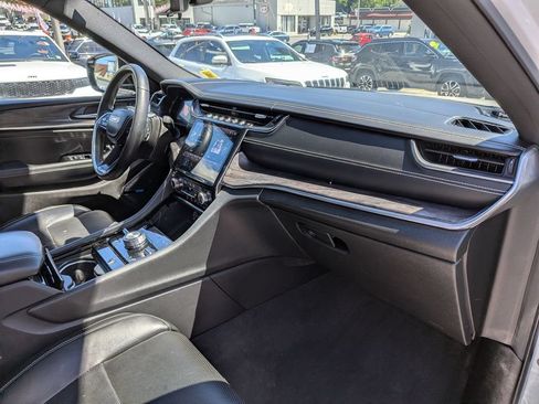 Used 2022 Jeep Grand Cherokee Overland w/ Luxury Tech Group IV AWD/4WD image 31