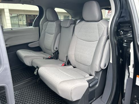 Used 2024 Toyota Sienna LE AWD/4WD image 11