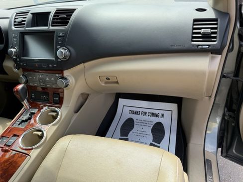 Used 2012 Toyota Highlander Limited w/ Tow Pkg AWD/4WD image 25